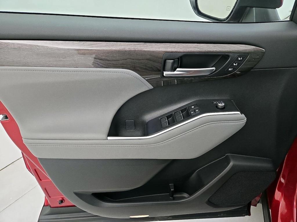 used 2023 Toyota Highlander car, priced at $44,998