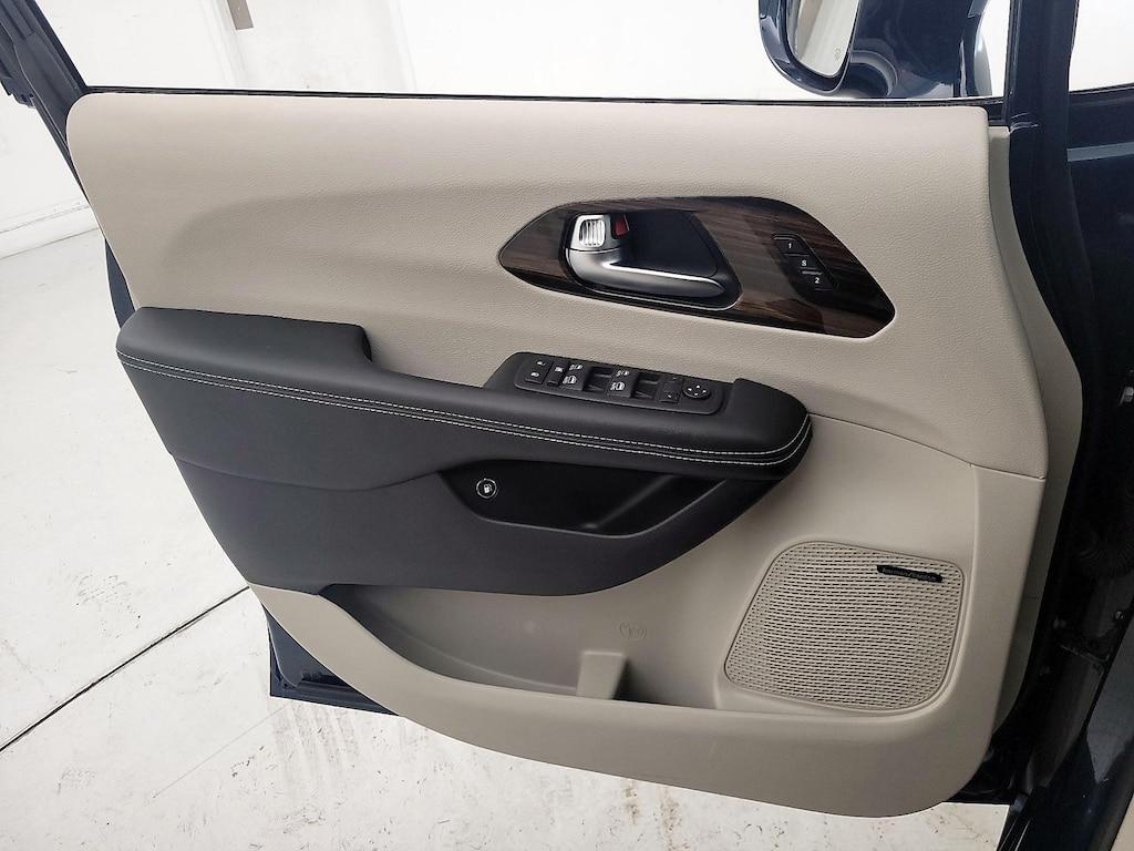 used 2022 Chrysler Pacifica Hybrid car, priced at $33,998