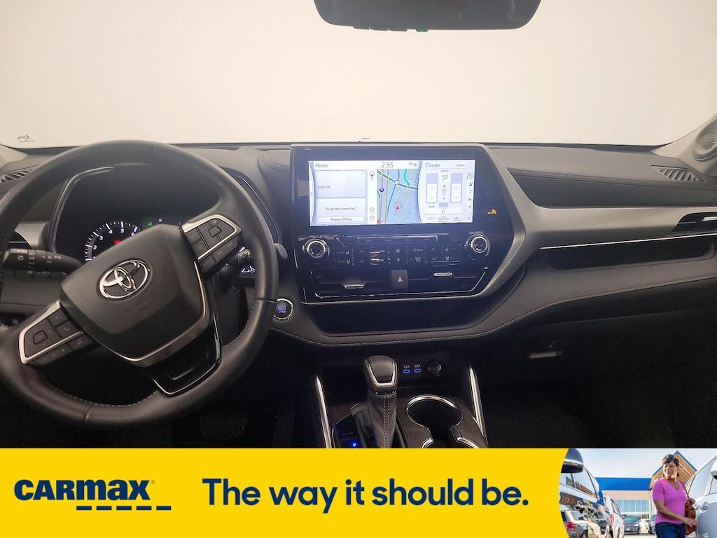 used 2022 Toyota Highlander car, priced at $45,998