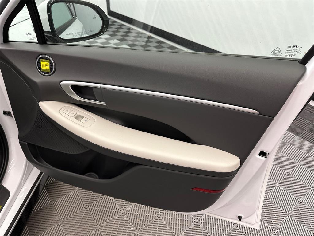 new 2025 Hyundai Sonata Hybrid car, priced at $30,774