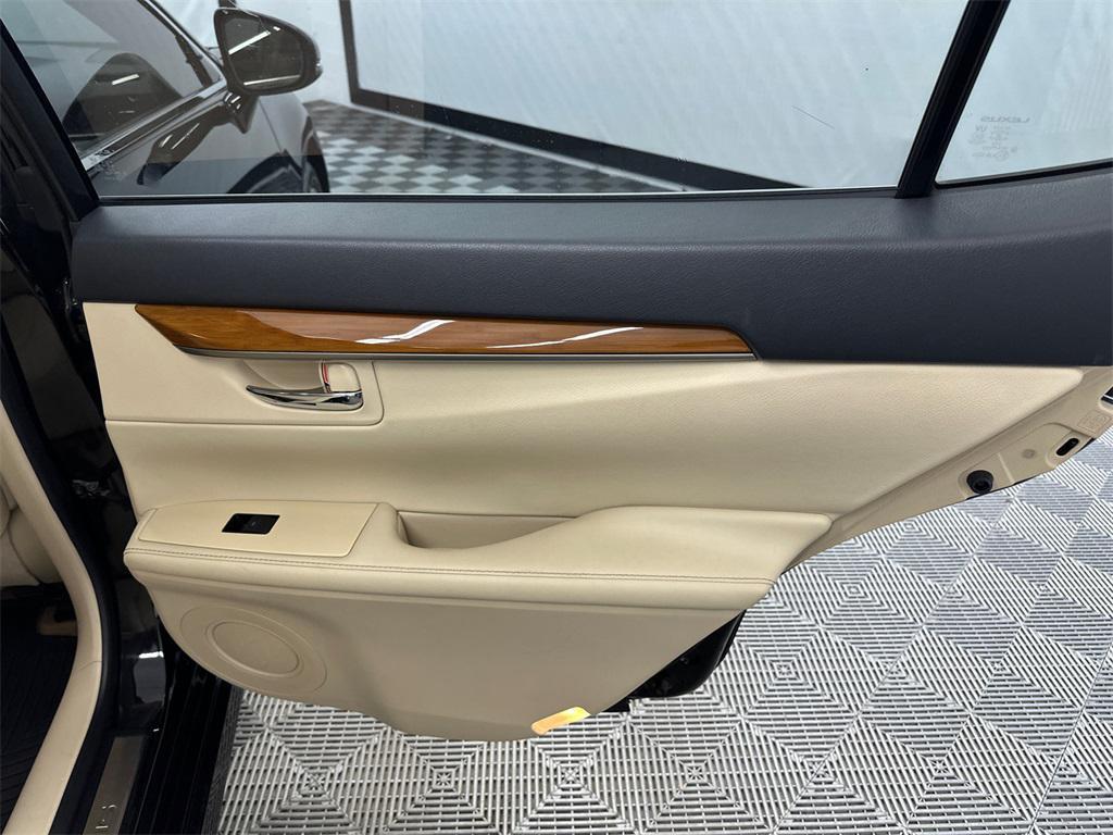 used 2014 Lexus ES 300h car, priced at $15,833