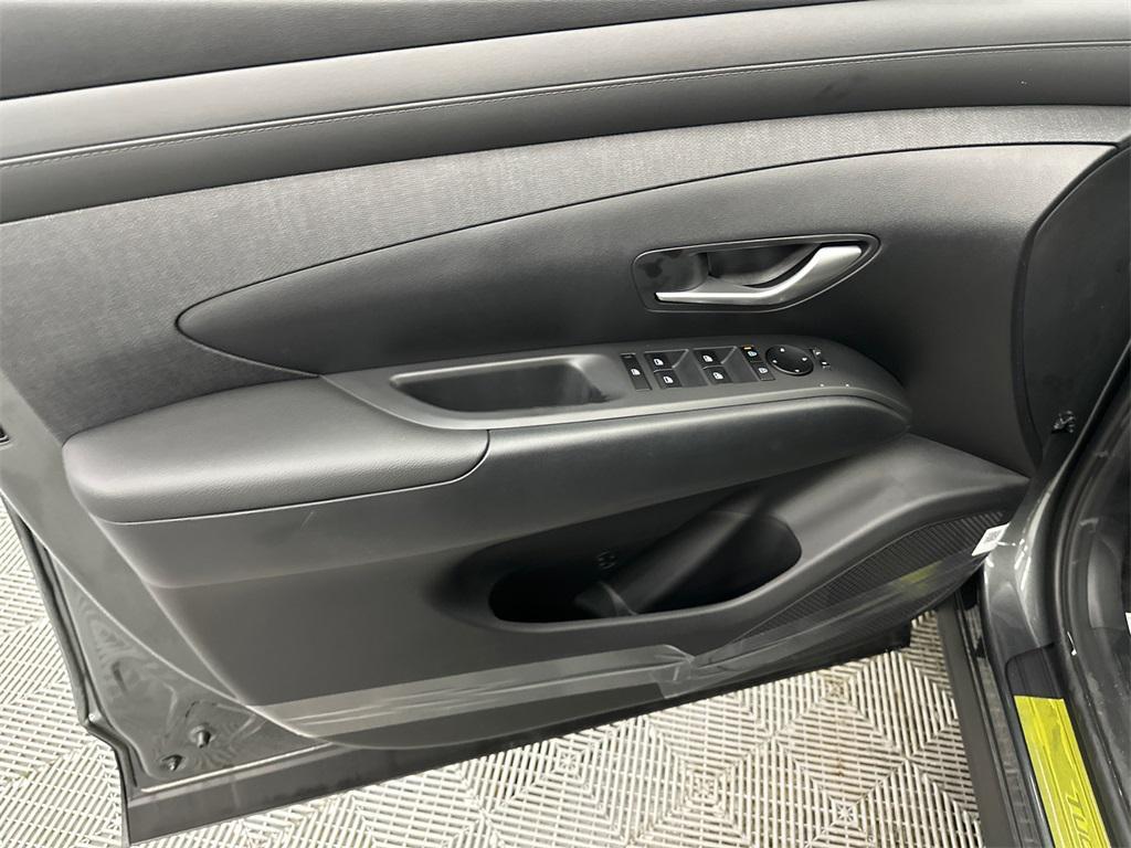 new 2025 Hyundai TUCSON Hybrid car, priced at $33,338