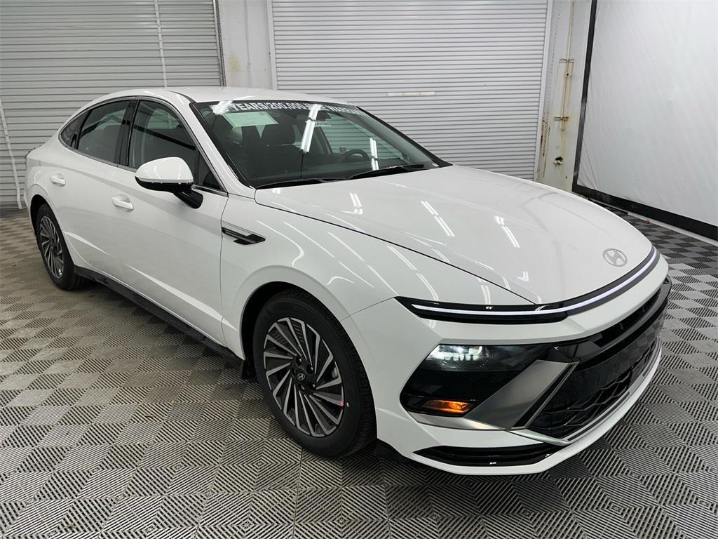 new 2025 Hyundai Sonata Hybrid car, priced at $30,599