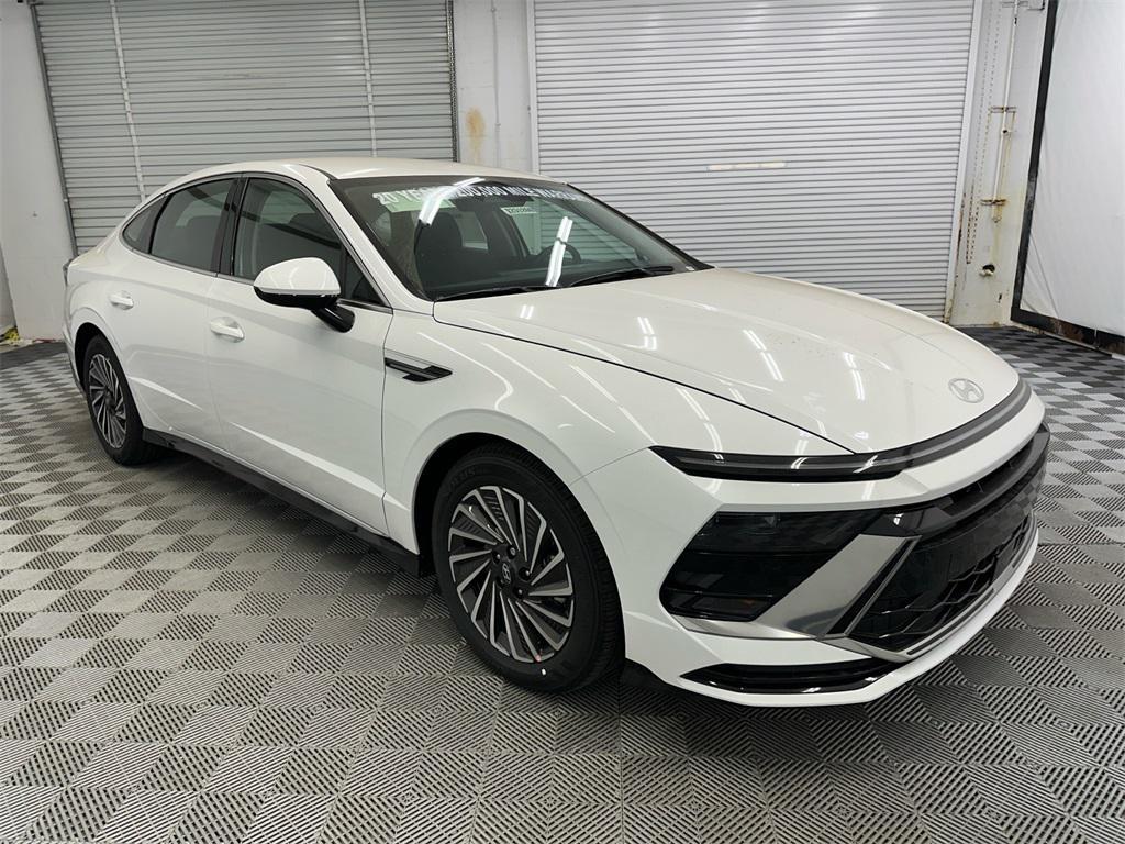 new 2025 Hyundai Sonata Hybrid car, priced at $30,774