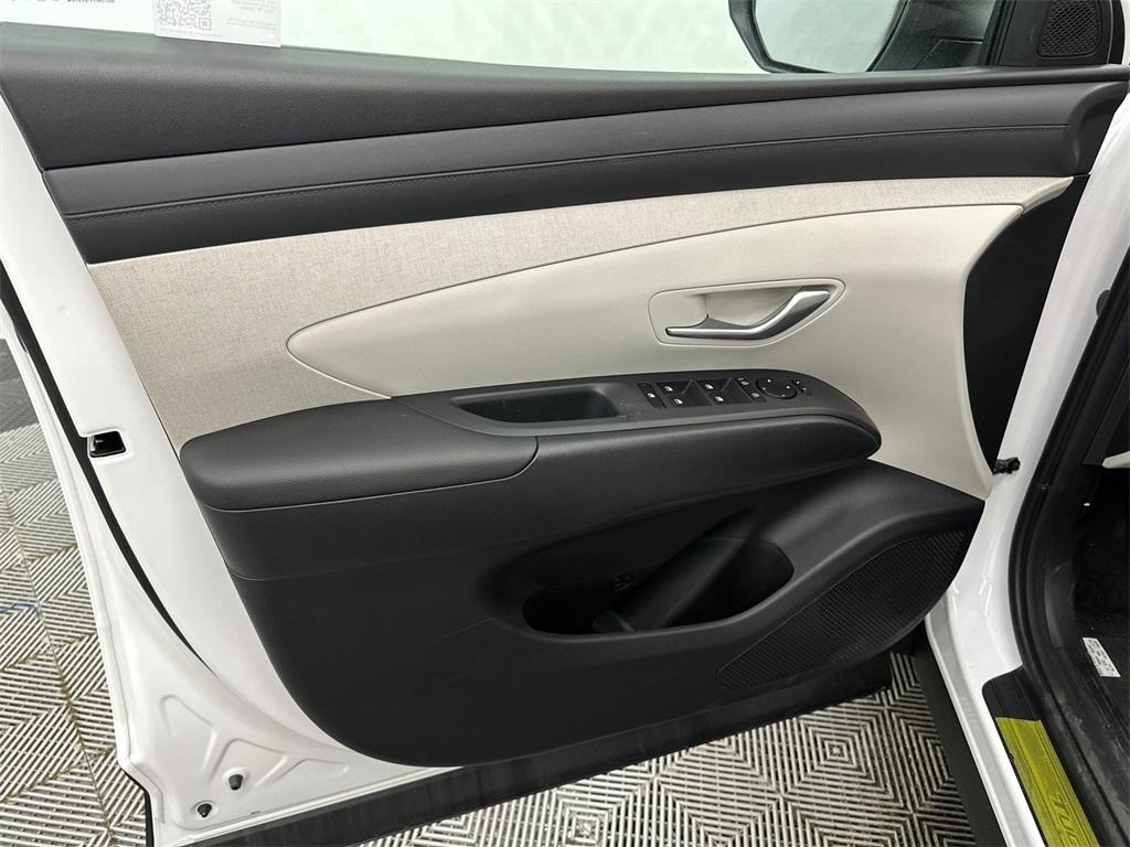 new 2025 Hyundai TUCSON Hybrid car, priced at $33,638