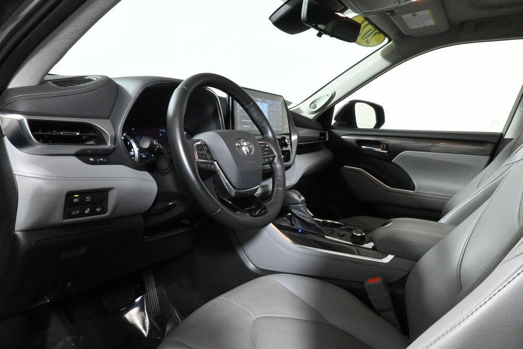 used 2021 Toyota Highlander car, priced at $33,996