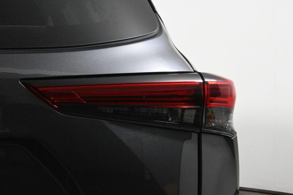 used 2021 Toyota Highlander car, priced at $33,996