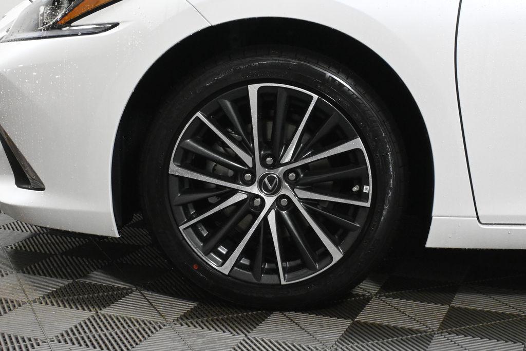new 2025 Lexus ES 300h car, priced at $51,425