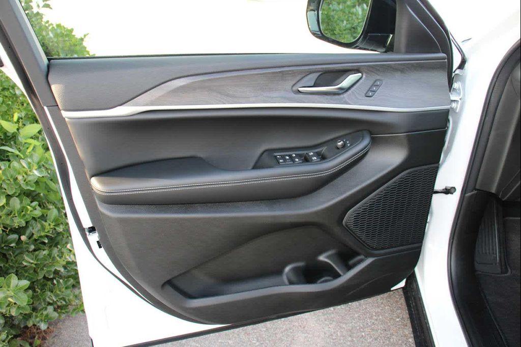 new 2025 Jeep Grand Cherokee car, priced at $50,620