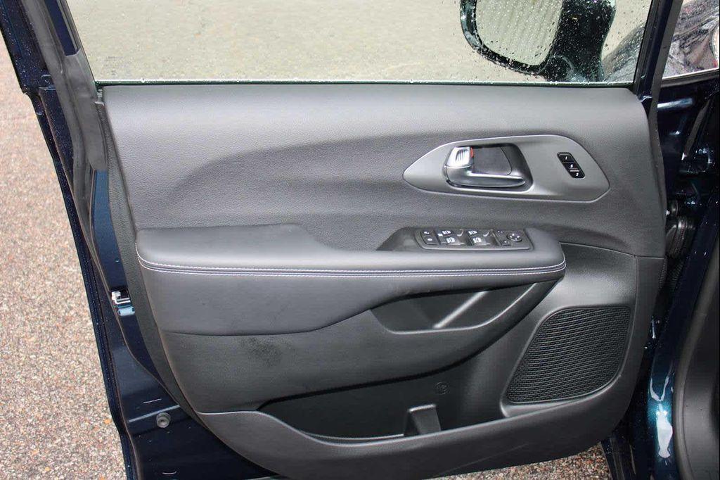 new 2025 Chrysler Pacifica car, priced at $51,040