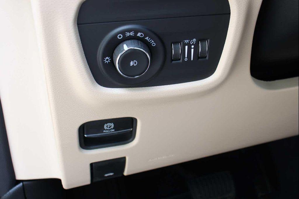 new 2025 Jeep Grand Cherokee car, priced at $56,655