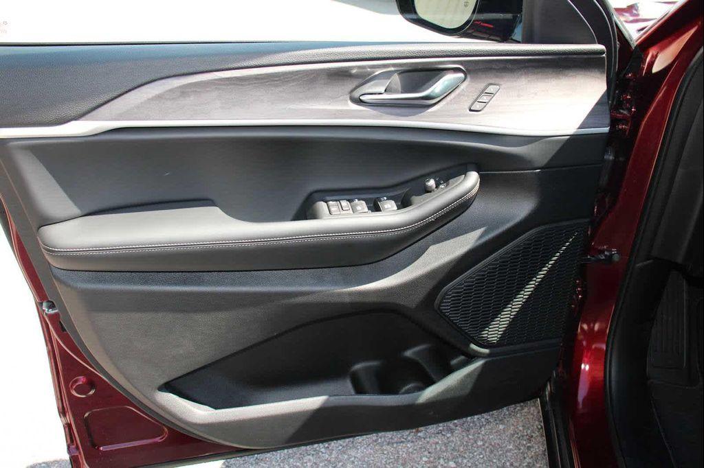 new 2025 Jeep Grand Cherokee car, priced at $49,385