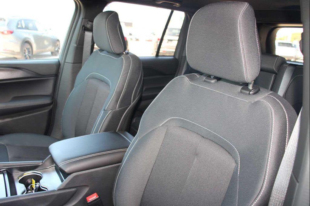 new 2025 Jeep Grand Cherokee car, priced at $42,165