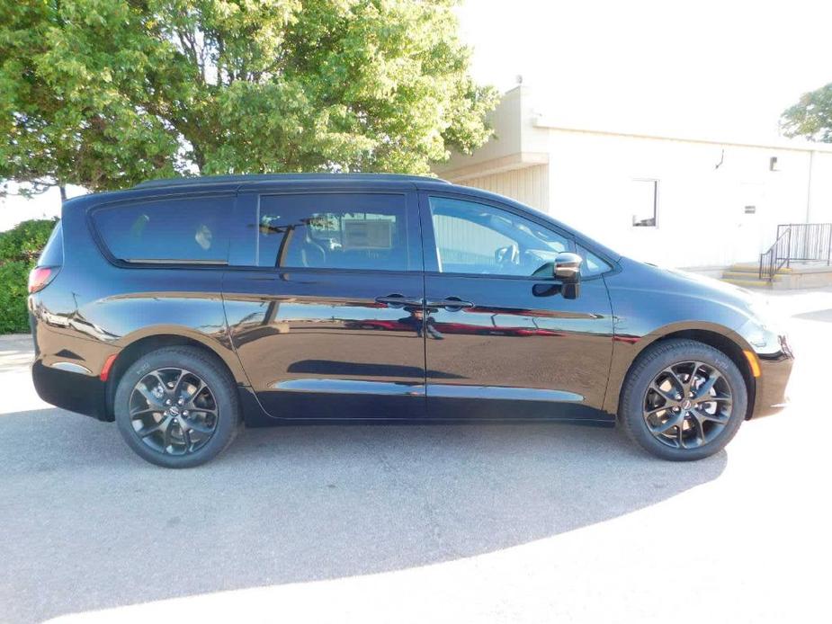 new 2024 Chrysler Pacifica car, priced at $48,221