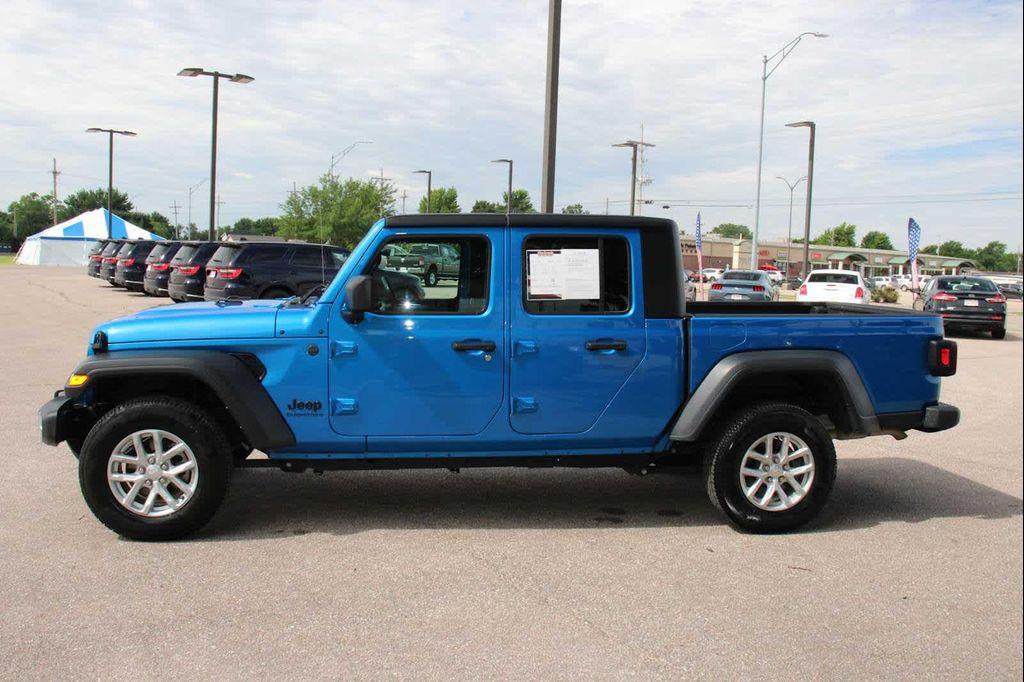 used 2023 Jeep Gladiator car, priced at $34,122