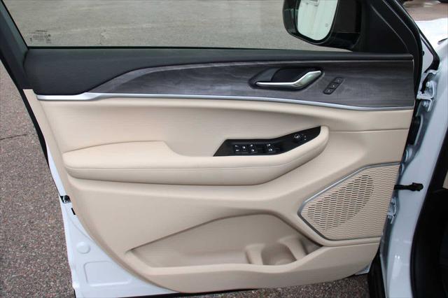 new 2025 Jeep Grand Cherokee car, priced at $51,196