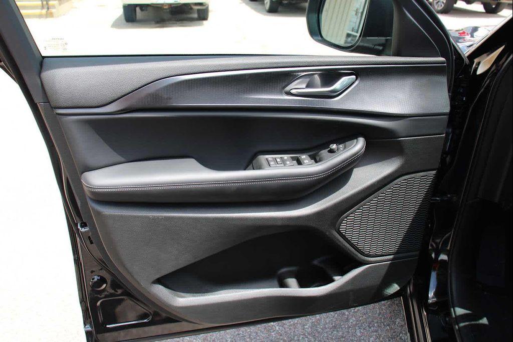 new 2025 Jeep Grand Cherokee car, priced at $45,165