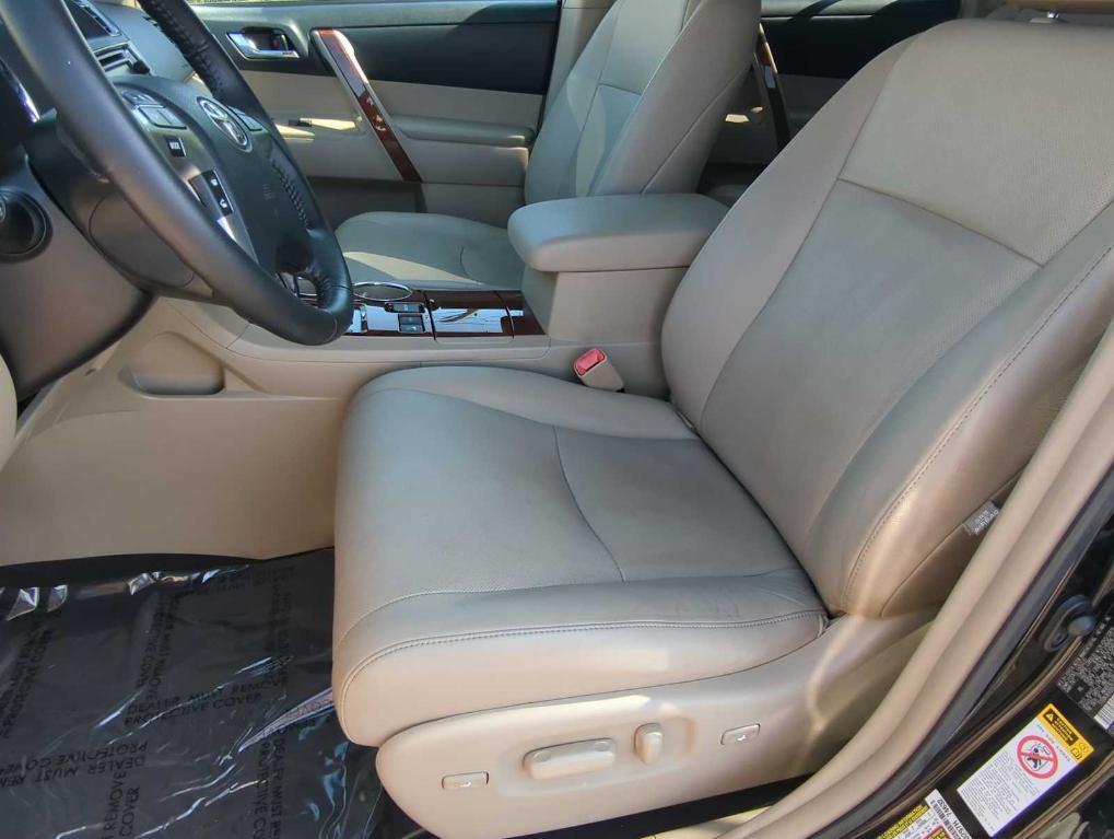used 2013 Toyota Highlander car, priced at $16,495