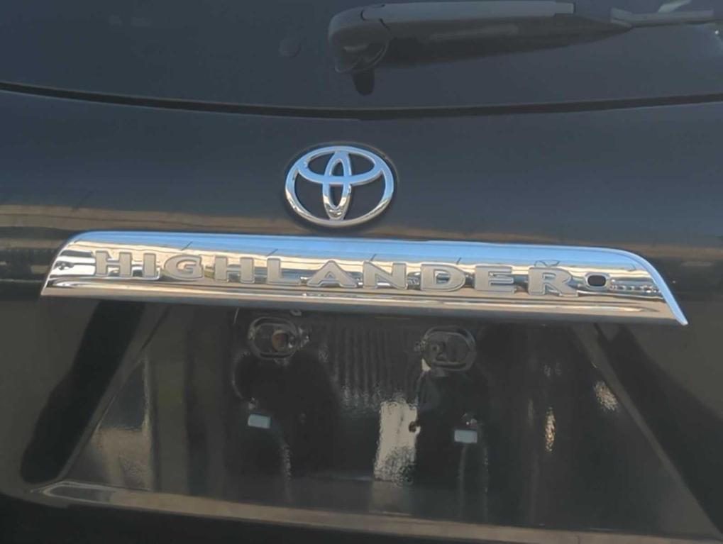 used 2013 Toyota Highlander car, priced at $16,495