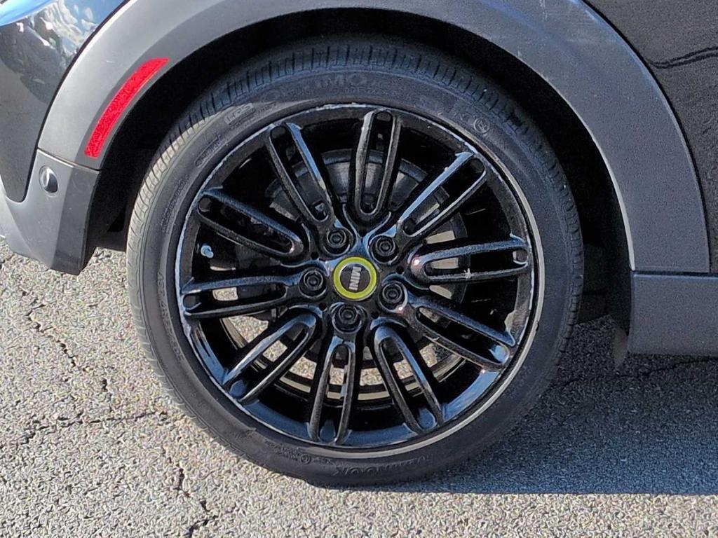 used 2024 MINI SE Hardtop car, priced at $22,987