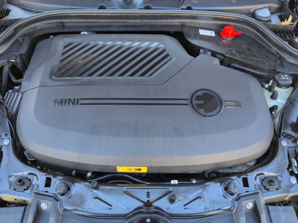 used 2024 MINI SE Hardtop car, priced at $22,987