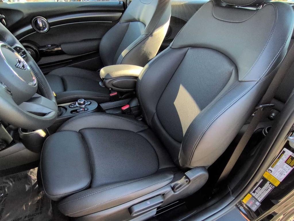 used 2024 MINI SE Hardtop car, priced at $22,987