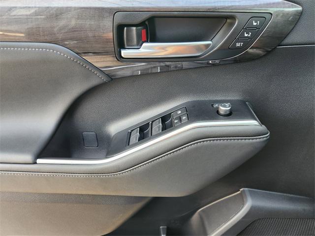 new 2025 Toyota Highlander Hybrid car, priced at $54,816