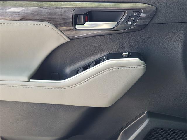 new 2025 Toyota Highlander Hybrid car