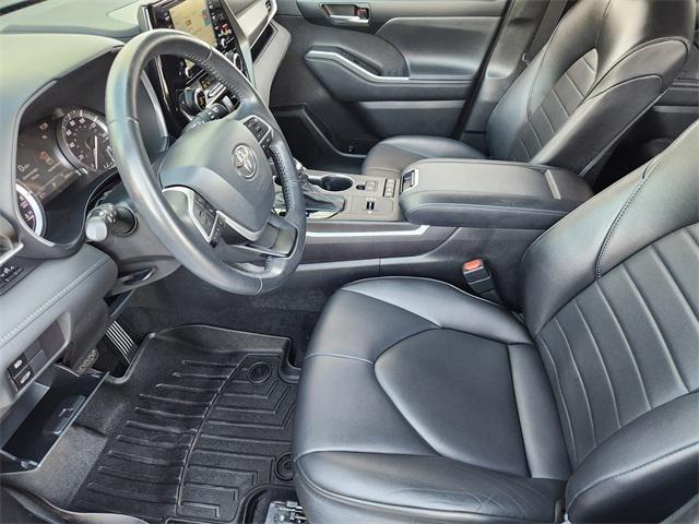 used 2022 Toyota Highlander car, priced at $34,372