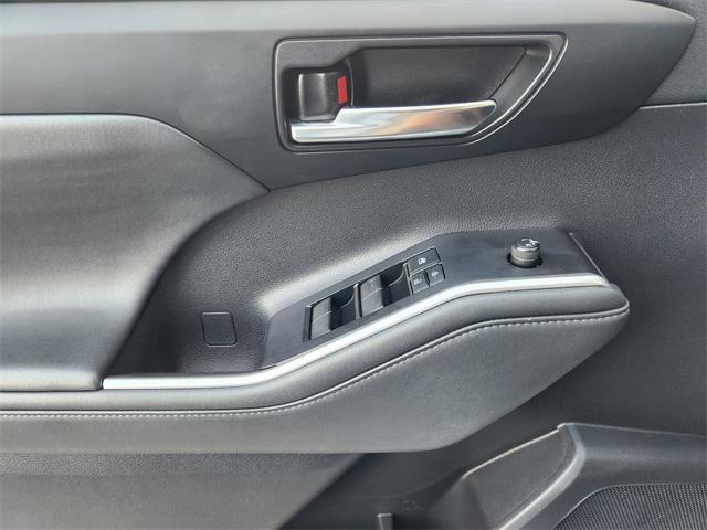 used 2022 Toyota Highlander car, priced at $34,372