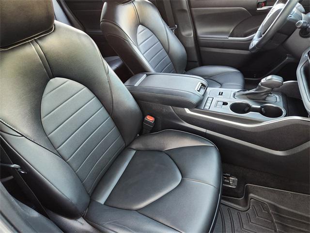 used 2022 Toyota Highlander car, priced at $34,372
