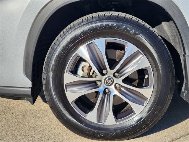 used 2022 Toyota Highlander car, priced at $34,372