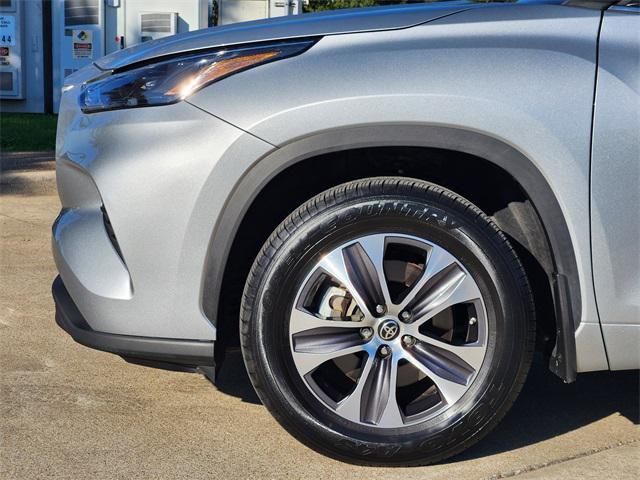 used 2022 Toyota Highlander car, priced at $34,372