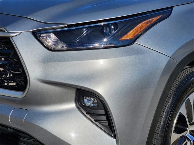 used 2022 Toyota Highlander car, priced at $34,372