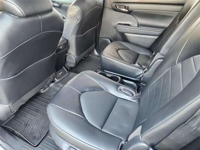 used 2022 Toyota Highlander car, priced at $34,372