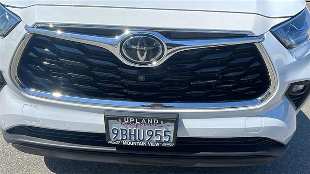 used 2022 Toyota Highlander car, priced at $37,953