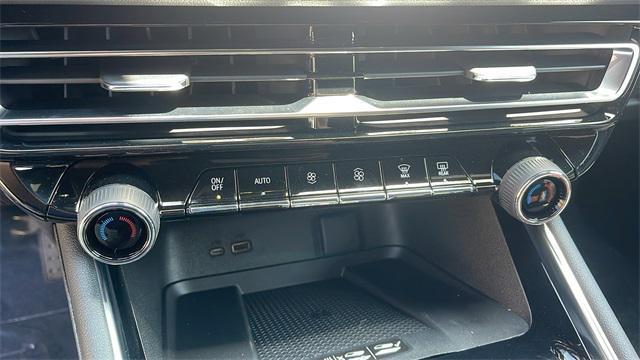 new 2025 Chevrolet Traverse car, priced at $40,620