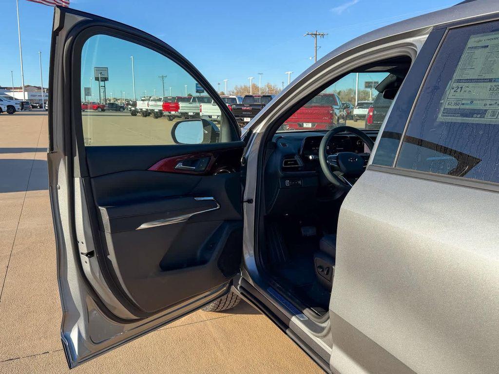 new 2026 Chevrolet Traverse car, priced at $52,335