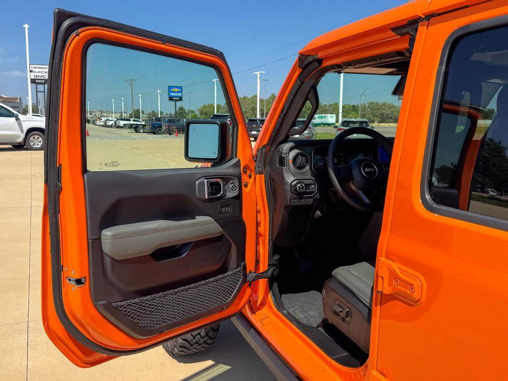 new 2025 Jeep Gladiator car, priced at $65,040