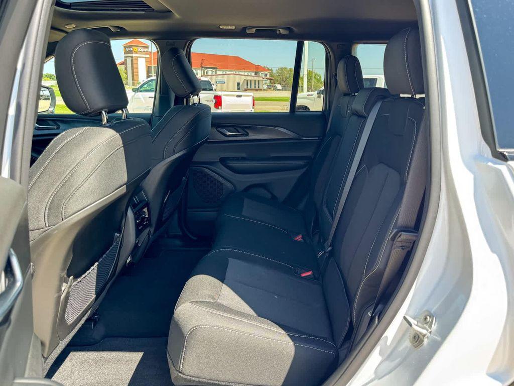 new 2025 Jeep Grand Cherokee car, priced at $43,575