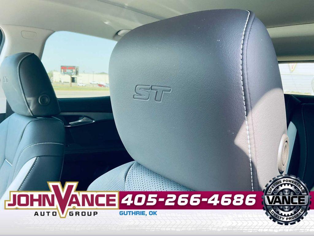 used 2025 Buick Envision car, priced at $35,850