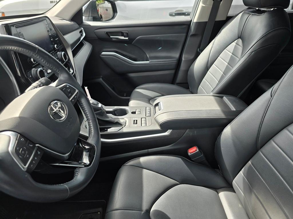 used 2021 Toyota Highlander car, priced at $33,500