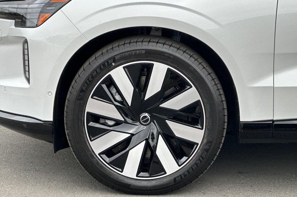 new 2025 Volvo EX90 car, priced at $88,945