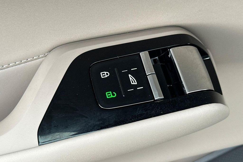 new 2025 Volvo EX90 car, priced at $95,360