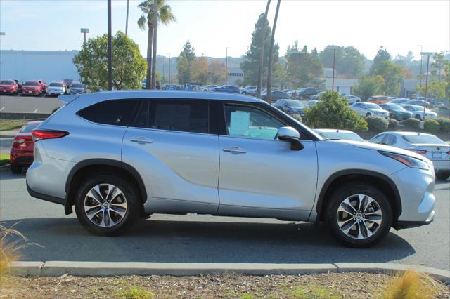 used 2021 Toyota Highlander car, priced at $32,900