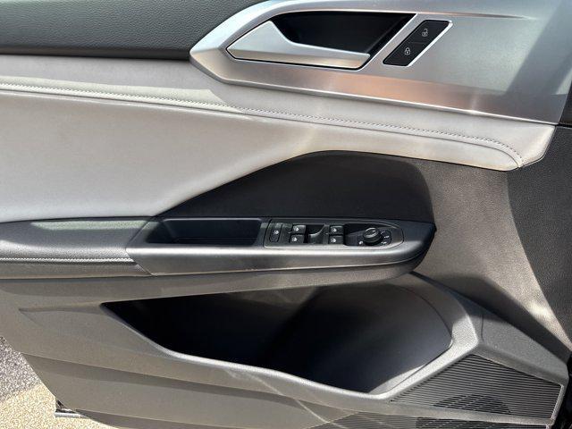 new 2025 Volkswagen Taos car