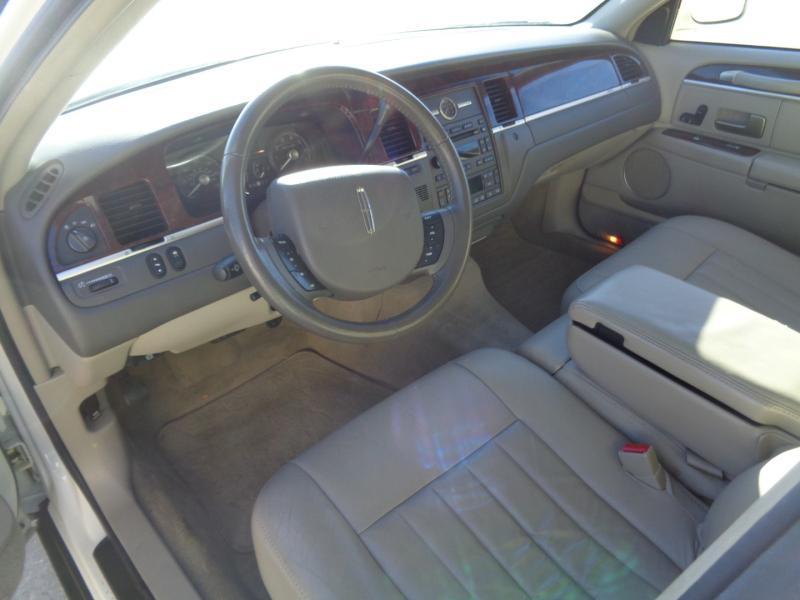 used 2007 Lincoln Town Car car, priced at $8,995