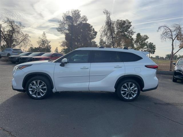 used 2022 Toyota Highlander car, priced at $33,999