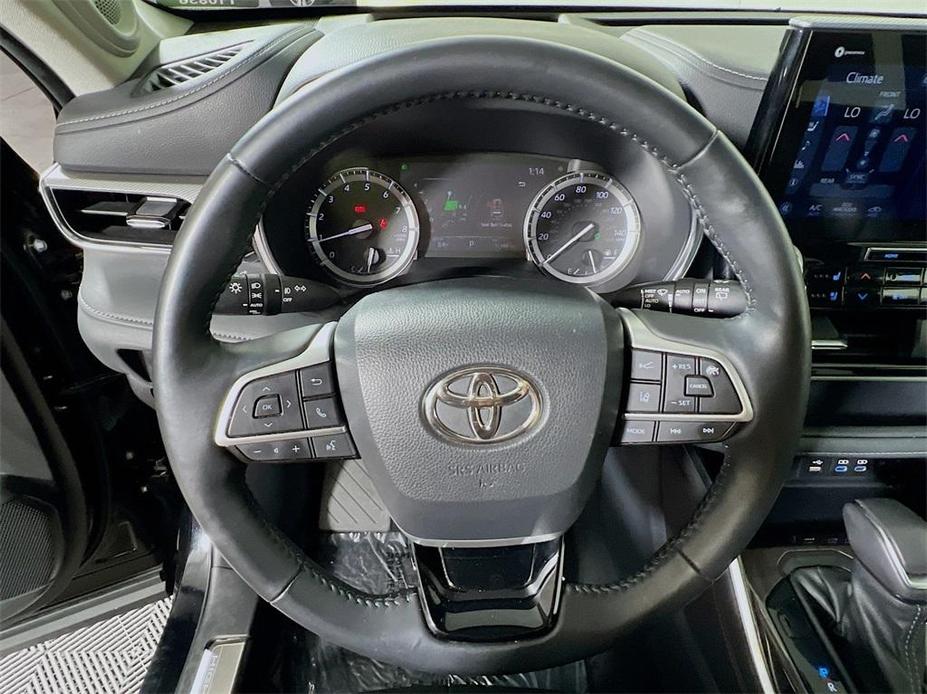 used 2022 Toyota Highlander car, priced at $43,000