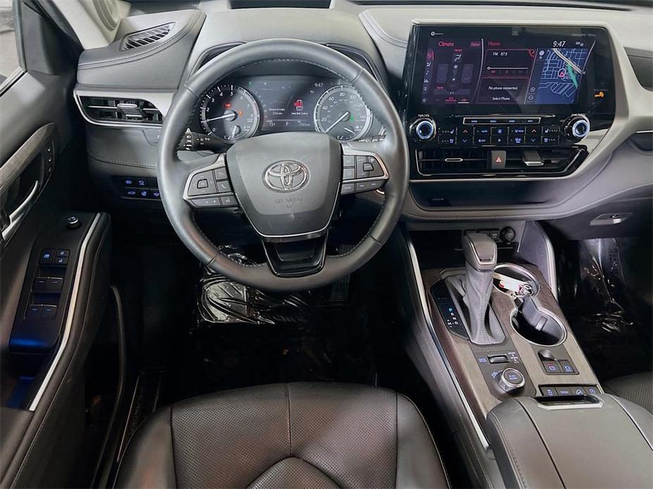 used 2021 Toyota Highlander car, priced at $40,300